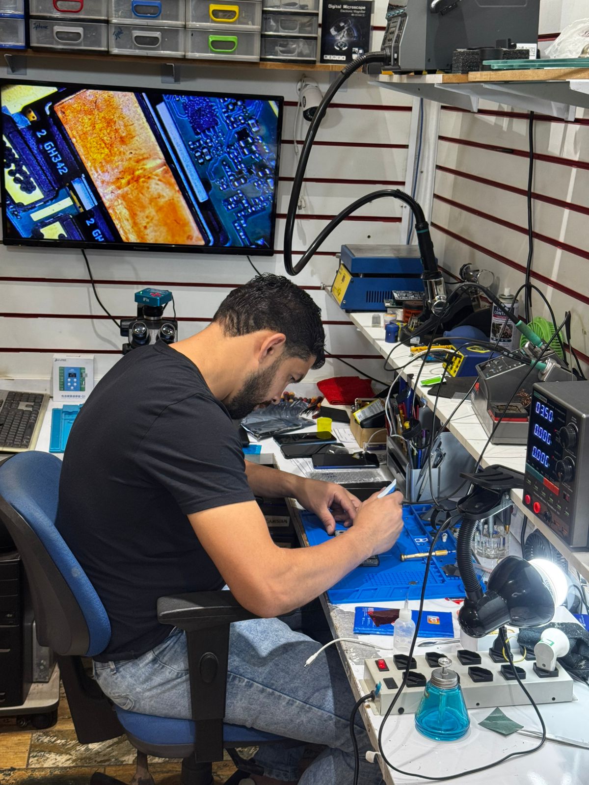 Técnico especializado trabalhando na bancada da Lojas Raí